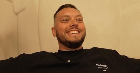 Książulo wygrzewa się na wakacjach w Turcji i pozuje w basenie z ukochaną (ZDJĘCIA)