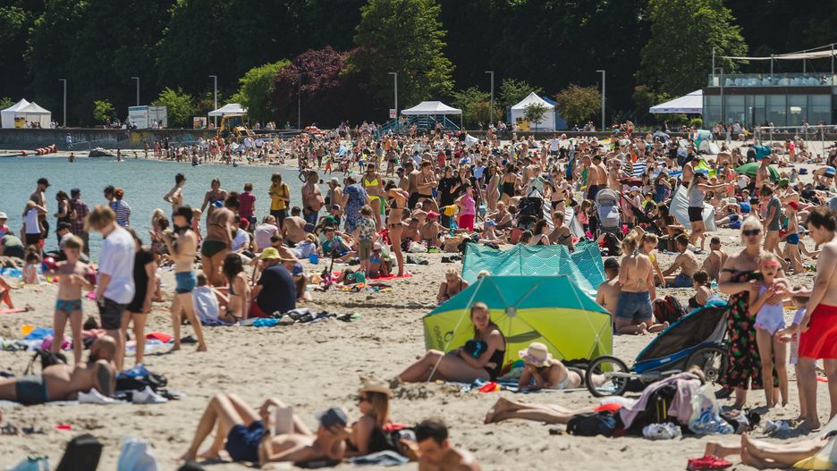 W ostatni weekend turyści cieszyli się słoneczną pogodą na plaży w Gdyni