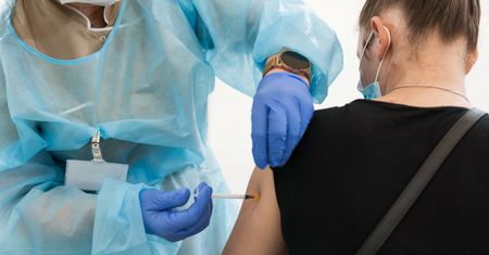 Szczepienia Moderną. Decyzja ministerstwa ws. nastolatków