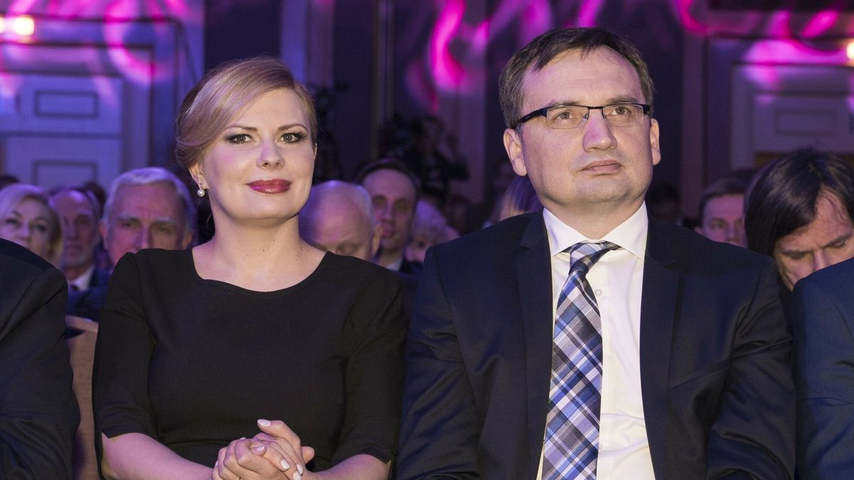Prezydent Duda "Czlowiekiem wolnosci 2015 tygodnika wSieci"
26.01.2016 Warszawa  Uroczysta gala final plebiscytu  "Czlowiek  wolnosci 2015 tygodnika wSieci" n/z  Minister Zbigniew Ziobro i zona Patrycja Kotecka fot. Jacek Dominski/REPORTER
Jacek Dominski/REPORTER