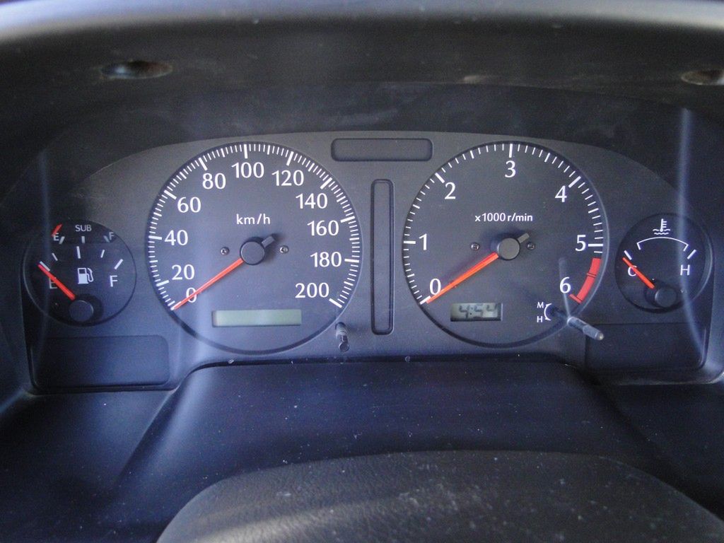 Licznik wyskalowany do 200km/h oraz dwa wskaźniki poziomu paliwa