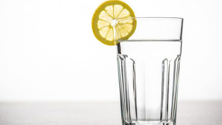 Niedobór wody w organizmie może prowadzić do wielu problemów zdrowotnych 