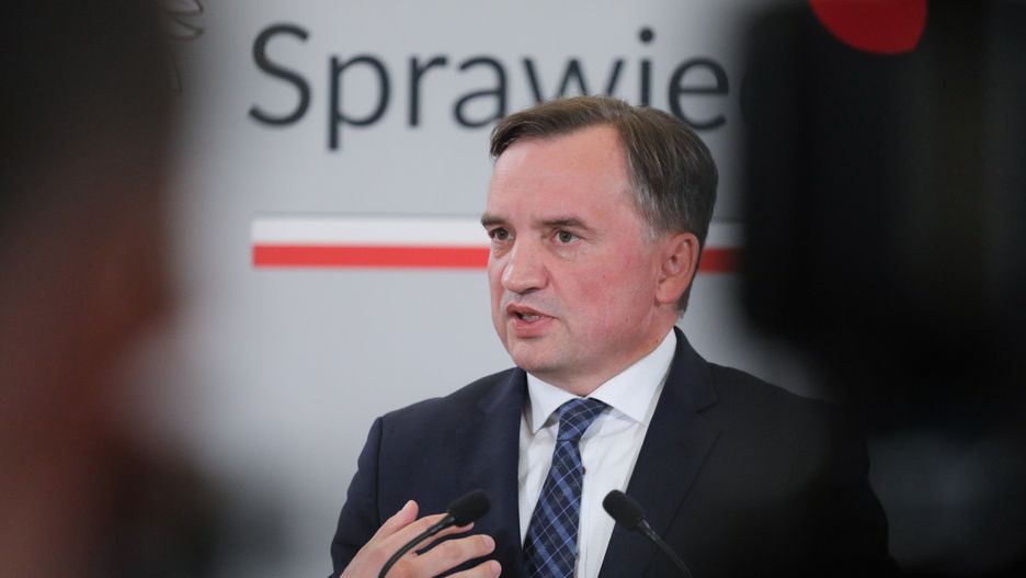 Warszawa, 05.10.2023. Minister sprawiedliwości, prokurator generalny Zbigniew Ziobro podczas konferencji prasowej w siedzibie Ministerstwa Sprawiedliwości w Warszawie, 5 bm. Tematem spotkania były "Działania prokuratury w sprawie medialnych doniesień o pedofilskiej działalności youtuberów (#PandoraGate)". (mr) PAP/Paweł Supernak