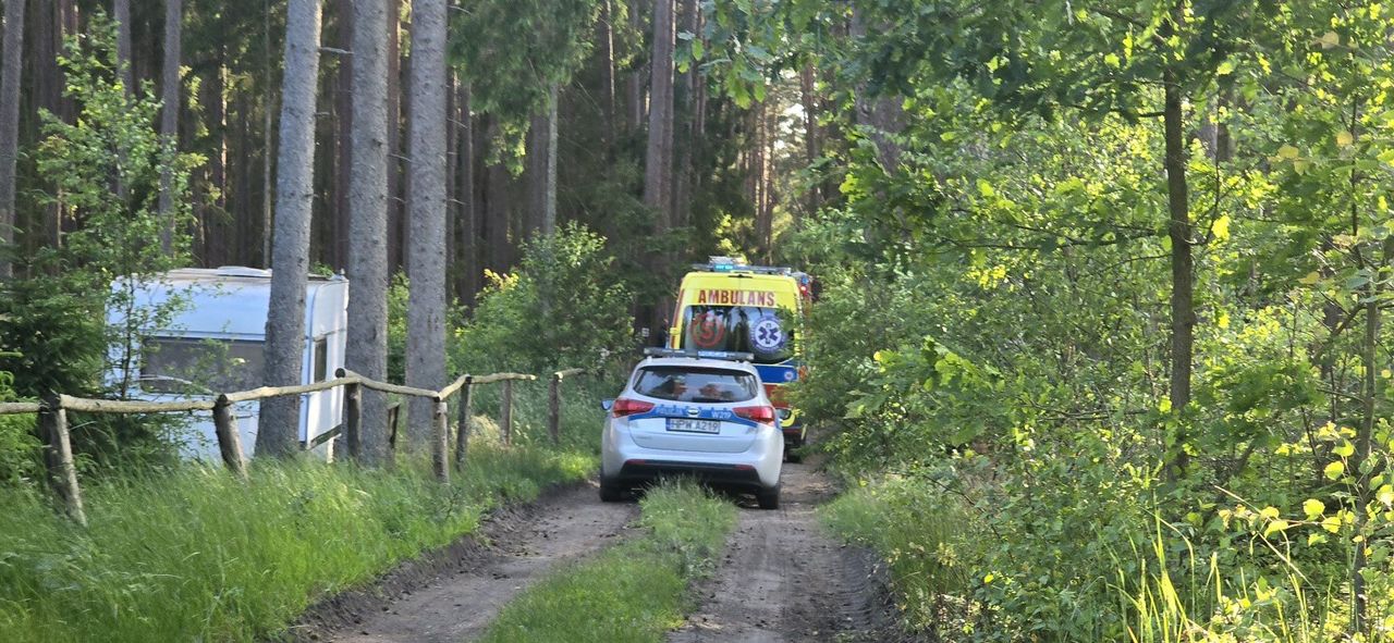 Bohaterska postawa policjanta po służbie. Pomógł w reanimacji mężczyny, który stracił przytomność nad jeziorem Hajka