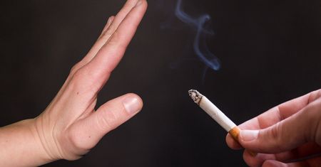 Koszmar nałogowej palaczki. Pokazała, co stało się z jej palcami