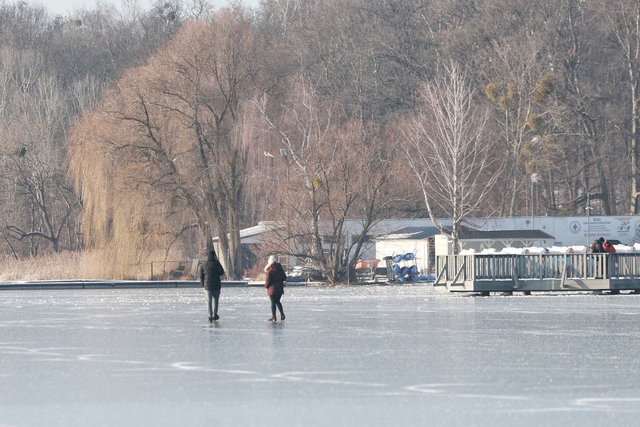 Kiedy bezpiecznie można wejść na lód? O tym pamiętaj, by nie zrobić sobie krzywdy. Oto ważne zasady!