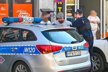 Policjant z Legnicy udowodnił, że służba trwa całą dobę. Mamy nagranie z monitoringu