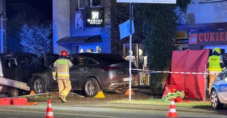Poważne zdarzenie w Łomiankach. Mercedes uderzył w betonowy słup i zaparkowany samochód. Uszkodzona została także karetka pogotowia