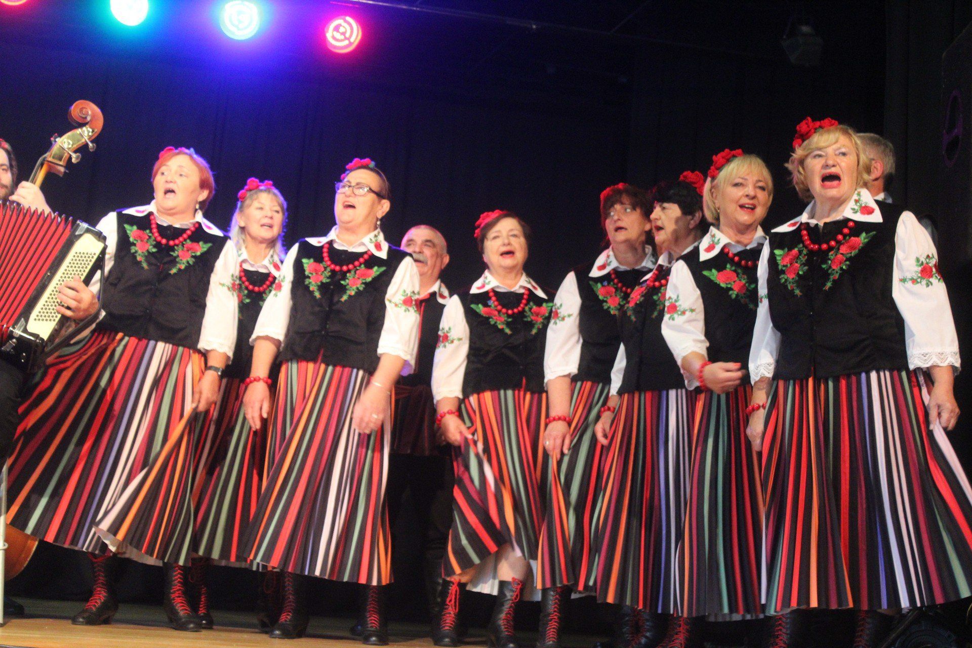 Koncert Promieni Bełchatowa i Zespołu Pieśni Ludowej &#34;Okaryna&#34; oraz potańcówka