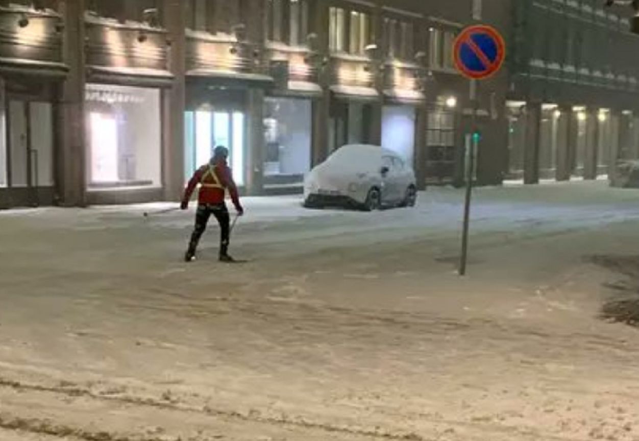 Zima zaatakowała Helsinki. Mieszkańcy przerzucili się z samochodów na narty