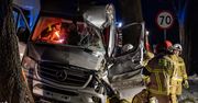 Kcynia: Auto ciężarowe uderzyło w drzewo