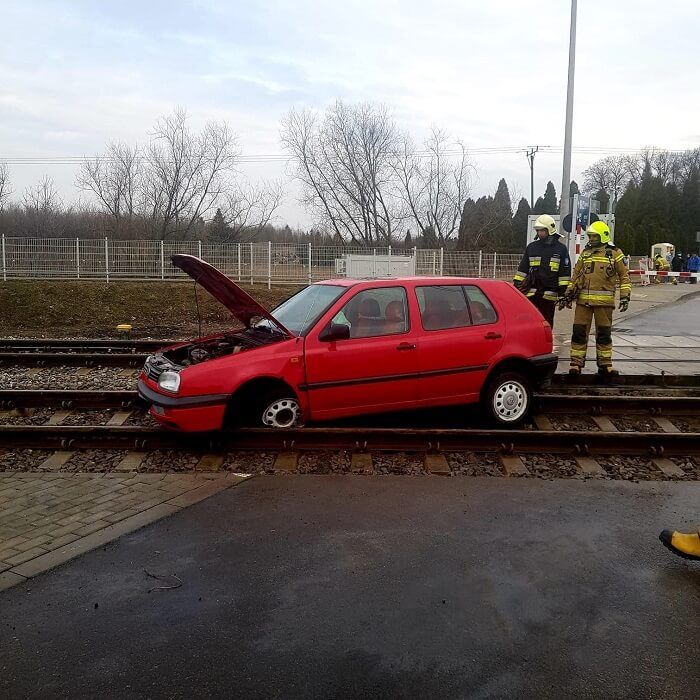 Kierowca volkswagena wjechał na remontowany przejazd kolejowy w Motyczu | fot. mł. kpt. Piotr Lipiec
