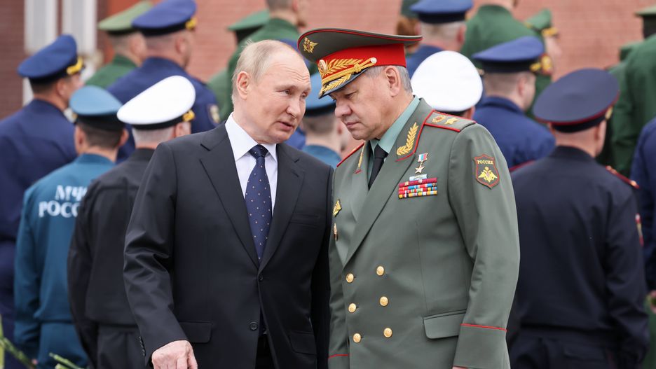 Putin attends Day of Remembrance and Sorrow ceremony in Moscow
epa10027462 Russian President Vladimir Putin (L) and Russian Defence Minister Sergei Shoigu (R) attend a wreath-laying ceremony at the Tomb of the Unknown Soldier in the Alexandrovsky Garden near the Kremlin wall in Moscow, Russia, 22 June 2022. Day of Remembrance and Sorrow is observed annually on 22 June in Russia to commemorate those who died defending the Soviet Union from Nazi Germany and its allies during Operation Barbarossa, launched on 22 June 1941.  EPA/MIKHAIL METZEL / KREMLIN POOL / SPUTNIK MANDATORY CREDIT 
Dostawca: PAP/EPA.
MIKHAIL METZEL / KREMLIN POOL / SPUTNIK