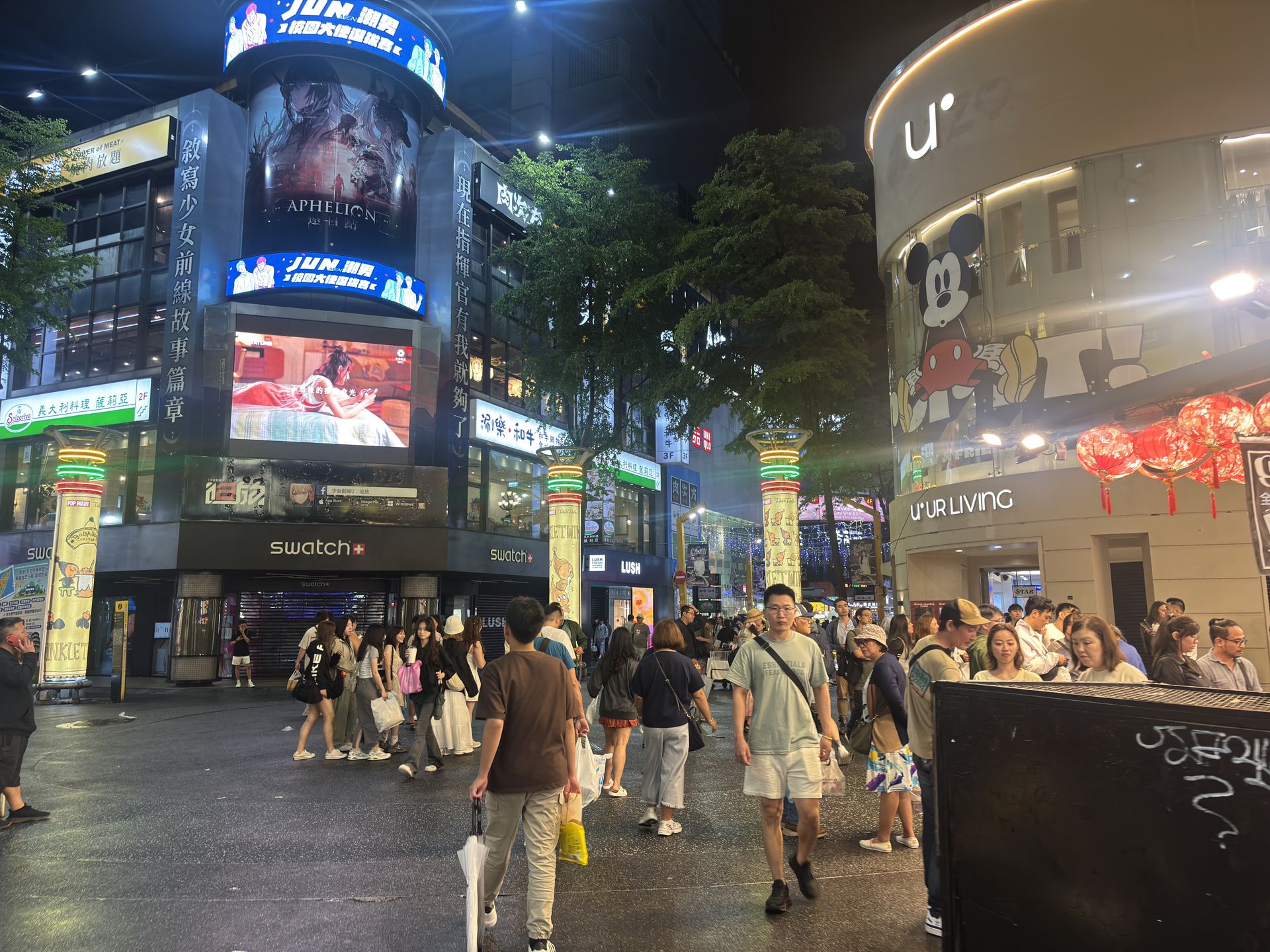 Ludzie powoli próbują wracać do normalności