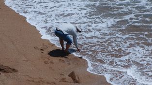 Szokujące odkrycie na plaży we Włoszech. Turystka znalazła urnę z prochami