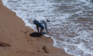 Szokujące odkrycie na plaży we Włoszech. Turystka znalazła urnę z prochami