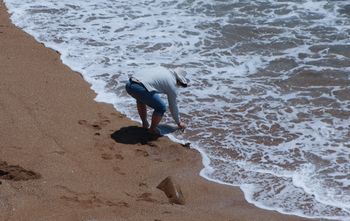 Szokujące odkrycie na plaży we Włoszech. Turystka znalazła urnę z prochami