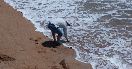 Szokujące odkrycie na plaży we Włoszech. Turystka znalazła urnę z prochami