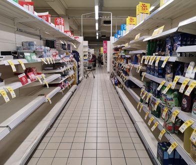 "Jak za komuny, prawda?". Byliśmy w zamykanym sklepie Tesco