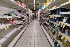 "Jak za komuny, prawda?". Byliśmy w zamykanym sklepie Tesco