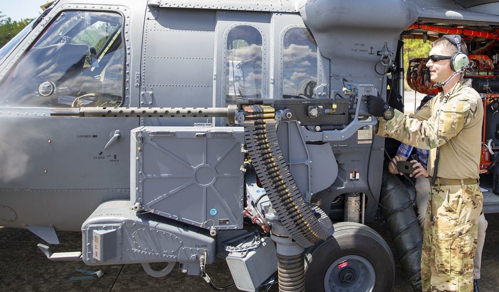 Testy ze strzelania karabinem maszynowym GAU-18 zainstalowanym n