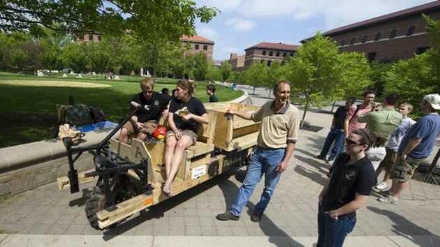 Pojazd Freda Flinstone'a dla ubogich mieszkańców Afryki 1