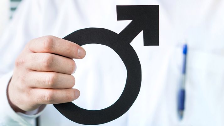 Nietrzymanie moczu u mężczyzn może mieć wiele różnych przyczyn.