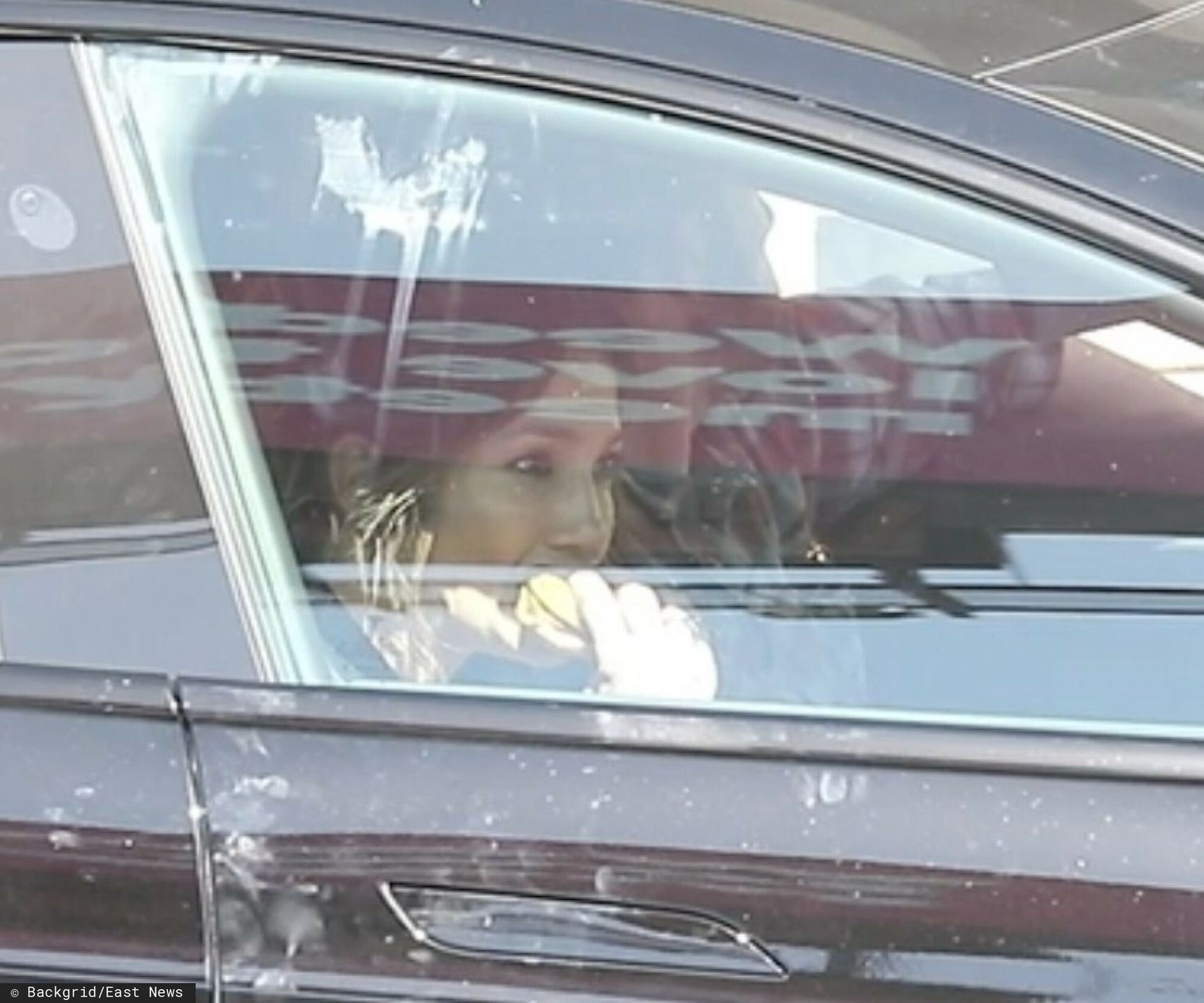 Jennifer Lopez zajada hamburgera