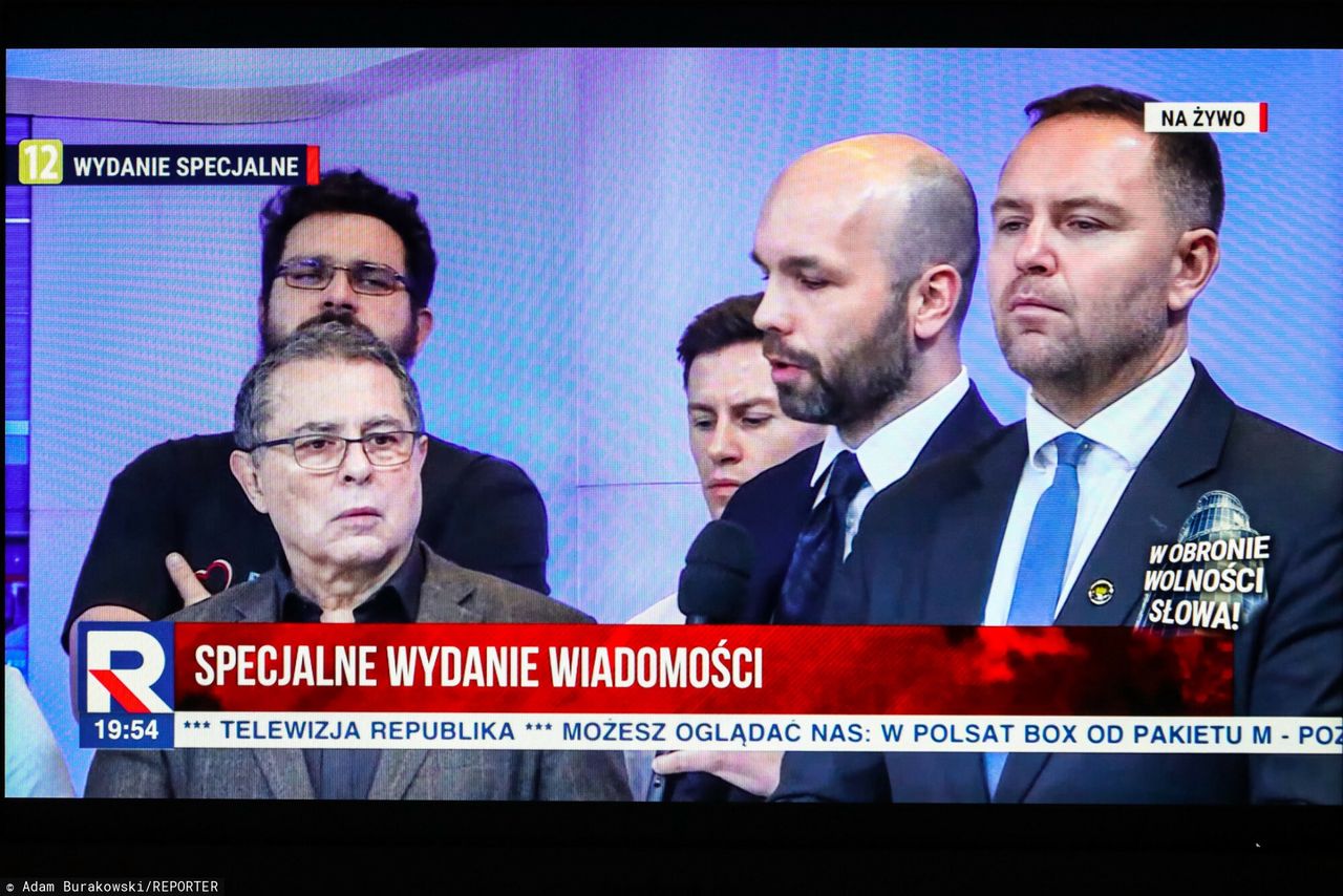 W czasie specjalnego programu 20 grudnia w studiu TV Republika pojawili się m.in. Bronisław Wildstein (z lewej) oraz prezes IPN dr Karol Nawrocki (pierwszy z prawej)