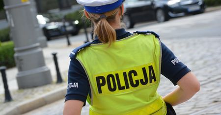 "Wracała z zakupów". Nowe oszustwo na Facebooku. Apel policji
