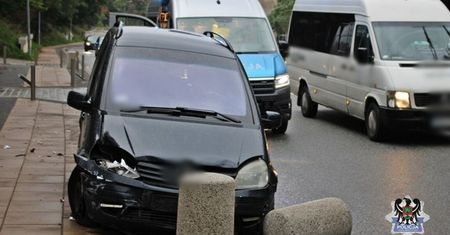 Wałbrzych. Kierowca staranował słupki. Był kompletnie pijany