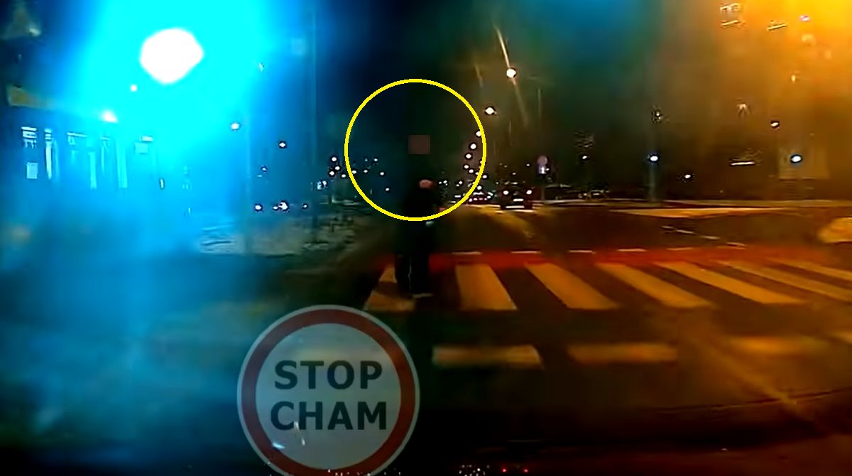 Pijany pieszy na czerwonym. Policja była tuż obok