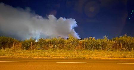 Lublin. Nocny pożar drukarni na Felinie. Dym był widoczny z wielu kilometrów. Ogromne straty