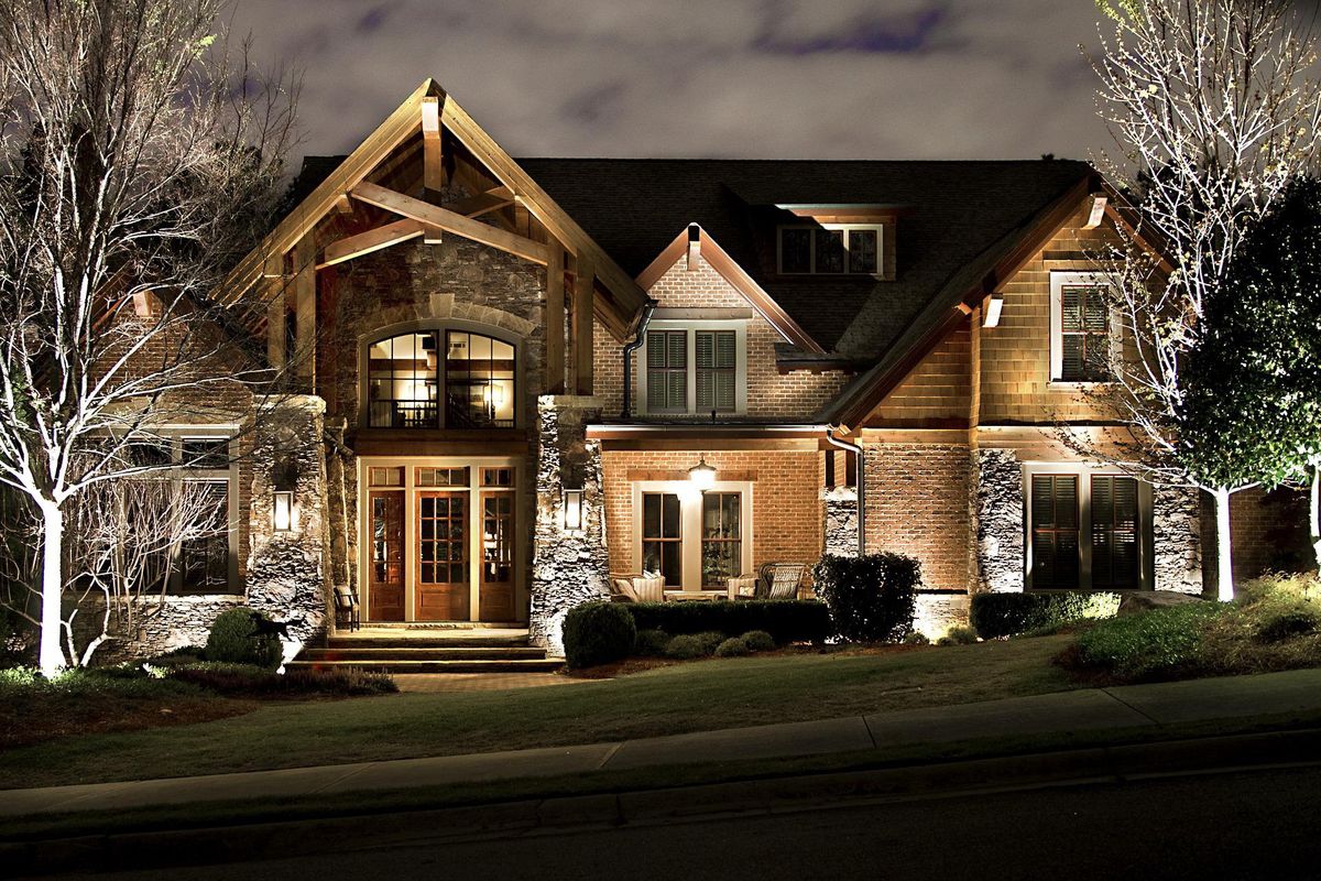 Oświetlenie zewnętrzne to wizytówka domu po zmroku. Jest też ważne dla bezpieczeństwa