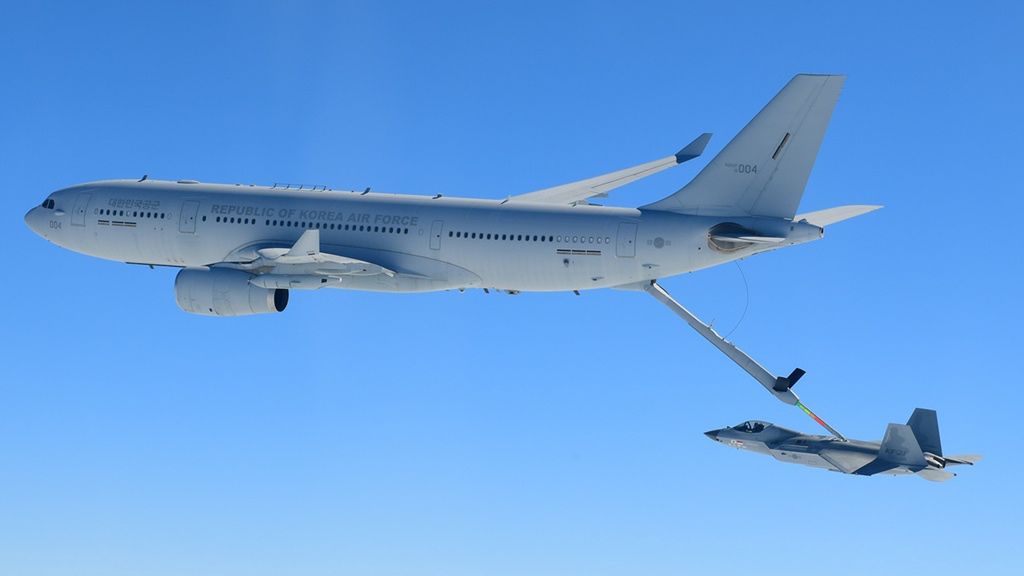 Próby tankowania w powietrzu KF-21 z KC-30