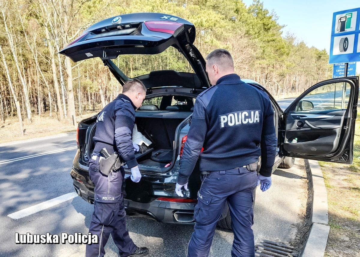 Naćpany jechał kradzionym BMW z Niemiec. Wpadł, bo wyprzedzał na przejściu