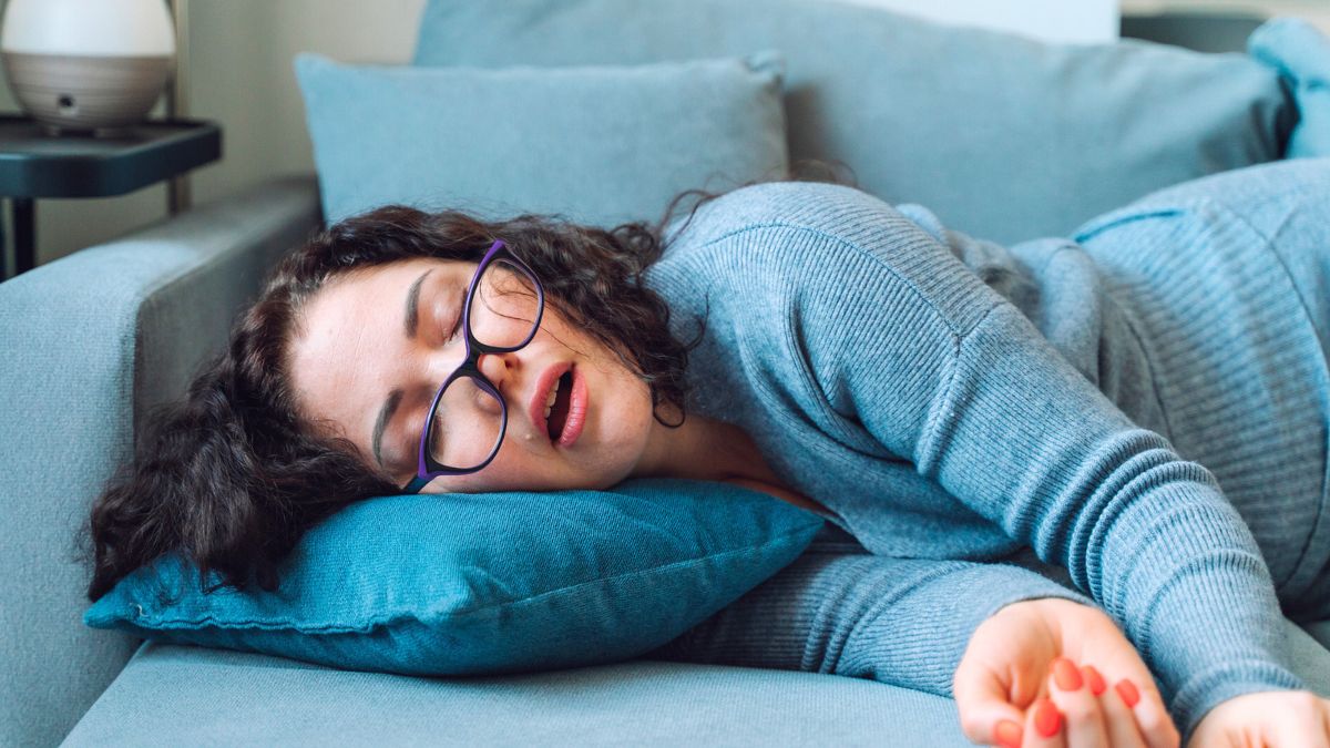 Kobieta śpi na kanapie