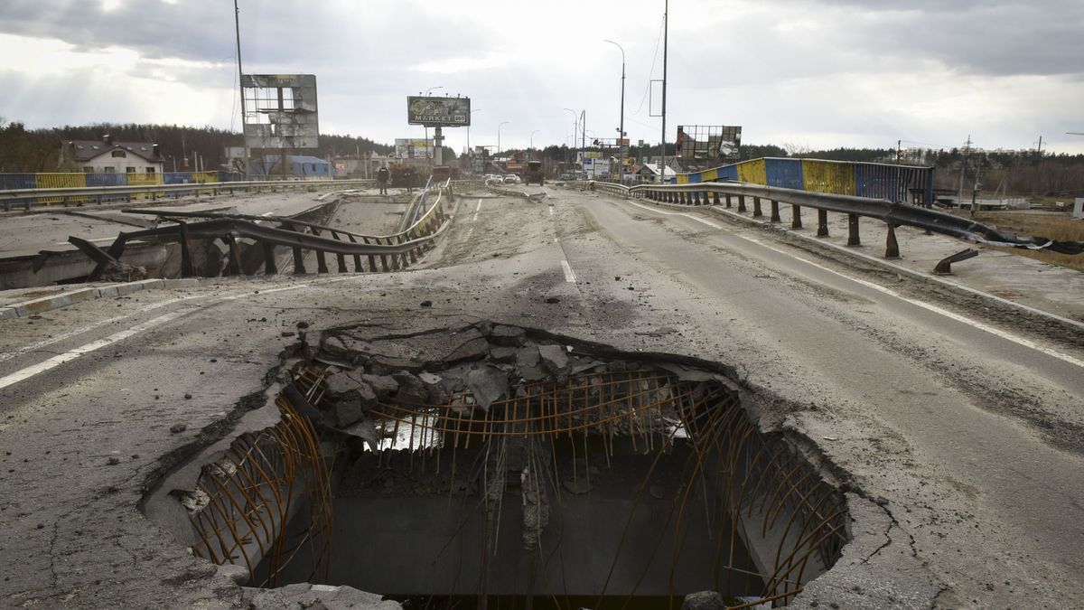 Zniszczony most w okolicach Kijowa 