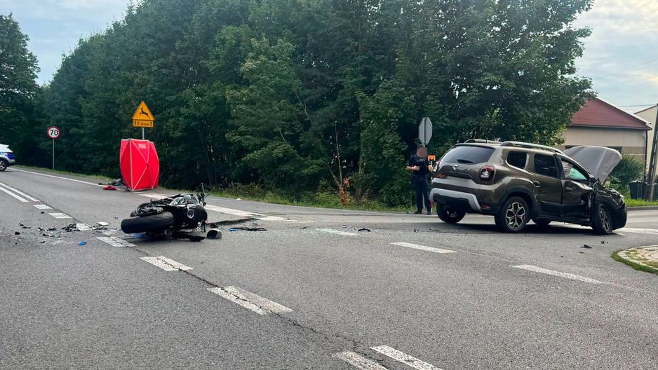 Śmiertelny wypadek w Orzeszu. Pijany kierowca zderzył się z motocyklem, lądował śmigłowiec LPR