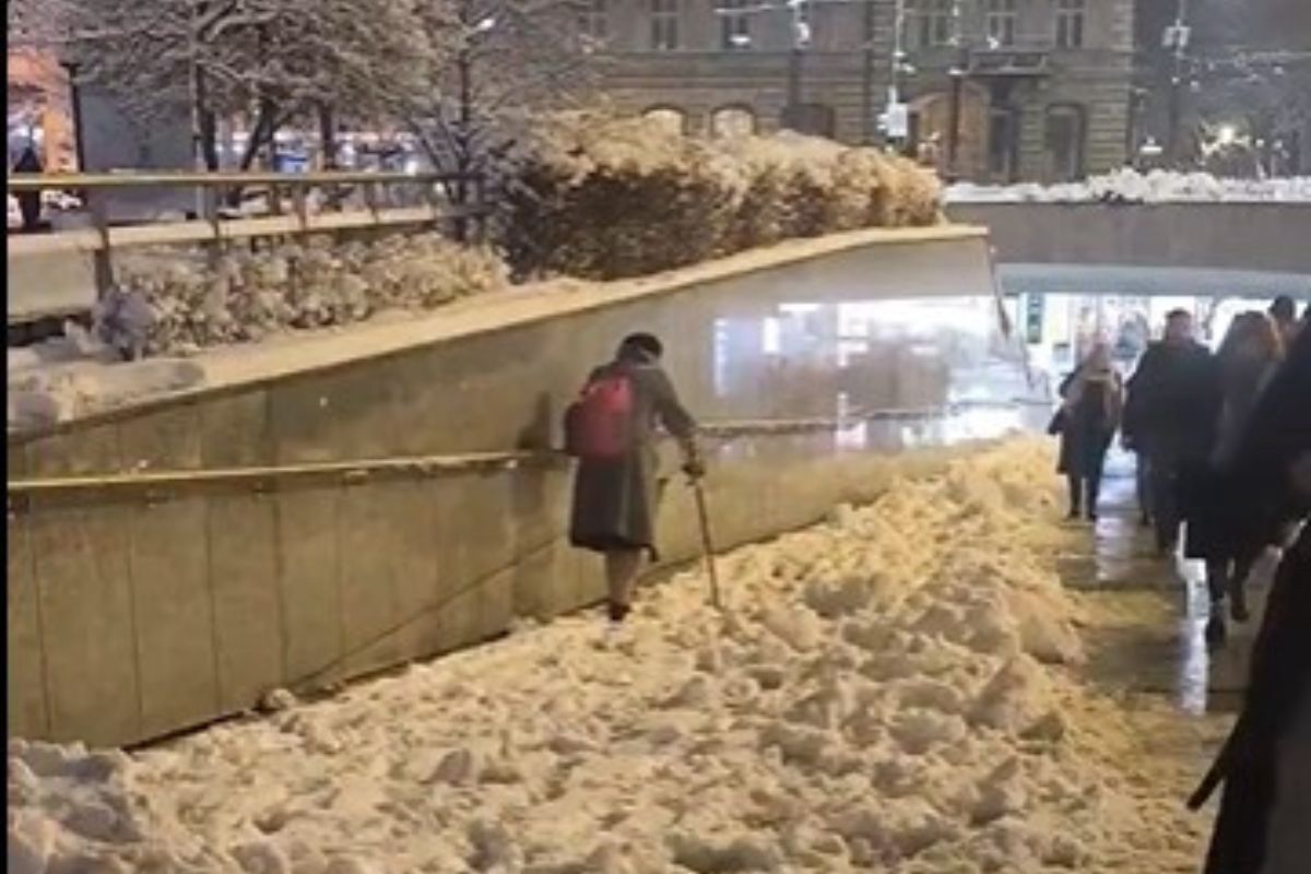 Burza po nagraniu z Krakowa. Kobieta ledwo szła. Tak "odśnieżyli"