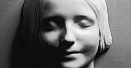 Historia fantomu do RKO. O Anne mówi się "Nieznajoma z Sekwany", a jej usta zna większość z nas