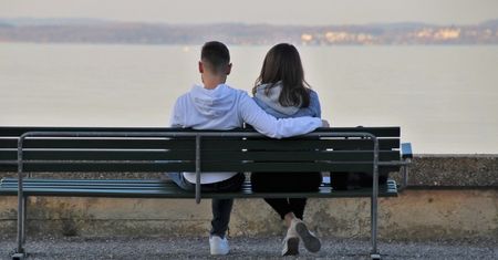 Po czym poznać, że się komuś podobasz? Poznaj świadczące o tym sygnały i zachowania