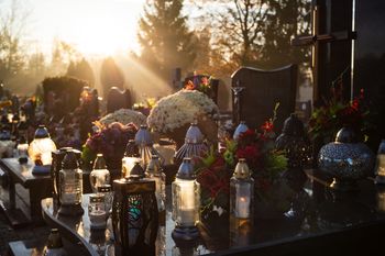 Stawiają je na grobach coraz częściej. Znicz solarny świeci miesiącami