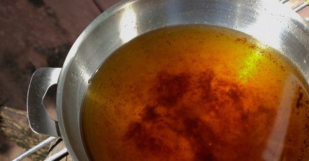 Nie wylewaj oleju po smażeniu do zlewu. Skutki mogą cię sporo kosztować