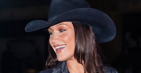 Bella Hadid w kusych szortach i staniku dokazuje na koniu w nowej kampanii