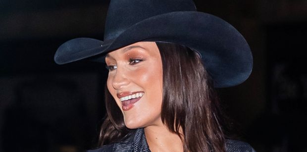 Bella Hadid w kusych szortach i staniku dokazuje na koniu w nowej kampanii