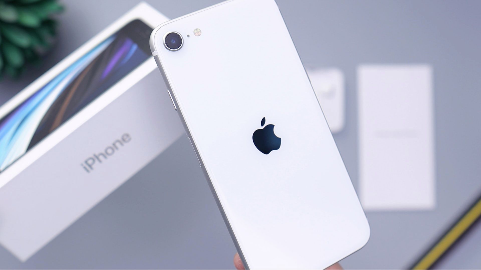 Nowy iPhone SE pojawi się w tym miesiącu. Apple ujawnił datę premiery 1