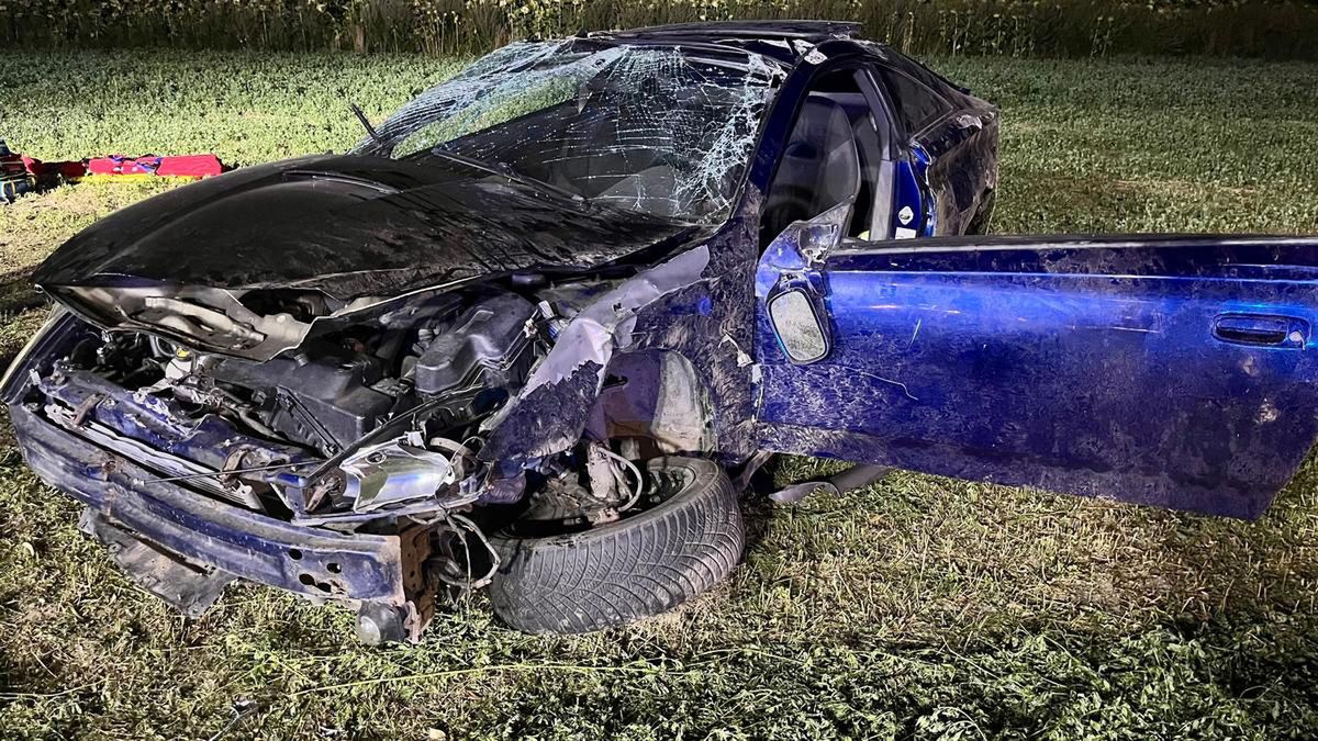 Pijany 22-latek chciał zapalić papierosa za kierownicą. Kilkukrotnie koziołkował