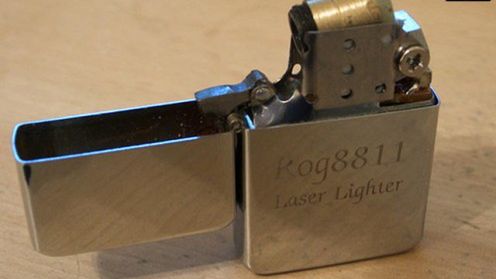 Laserowa zapalniczka Zippo zapala niebieskim promieniem lasera 1