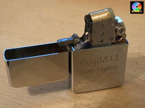 Laserowa zapalniczka Zippo zapala niebieskim promieniem lasera